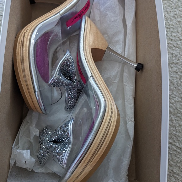 Vintage Betsey Johnson silver sunny glitter bow size 7. - Picture 2 of 4